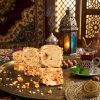 Lokum Delight Haselnuss Traum mit gehackten Haselnüssen auf orientalischem Messingteller
